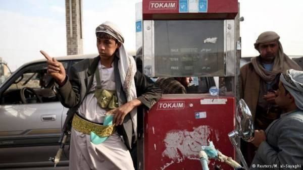 حركة السفن بميناء الحديدة تفضح افتعال الحوثيين أزمة وقود جديدة (وثائق)