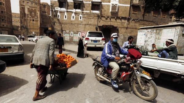 تناقص أعداد البسّاطين والباعة الجائلين بصنعاء جراء مضايقات الحوثيين