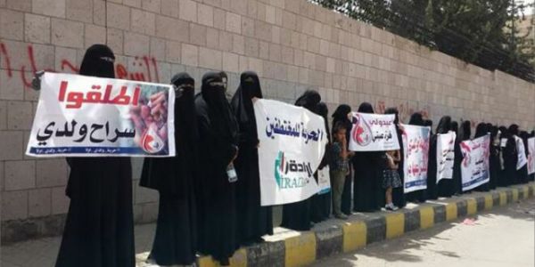 رابطة الأمهات تندد بالمحاكمات الحوثية للصحفيين المختطفين وتدعو لإنقاذهم