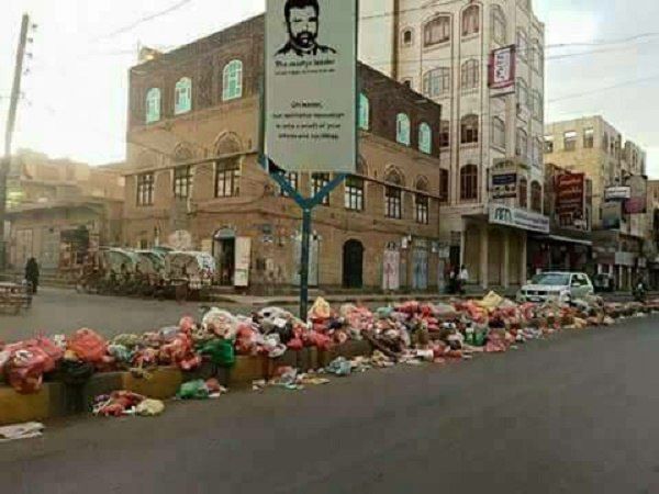سكان  العاصمة صنعاء يشكون من "تكدس النفايات".. والحوثية منشغلة بالنهب والثراء