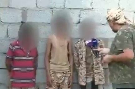 أطفال أسرى يوضحون أساليب المليشيات الحوثية لاستقطابهم وزجهم في المهالك (فيديو)