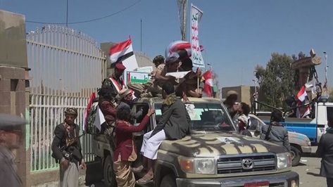 بذريعة " كورونا".. مليشيات الحوثي تحتجز مئات المسافرين مع عوائلهم تعسفياً في ذمار