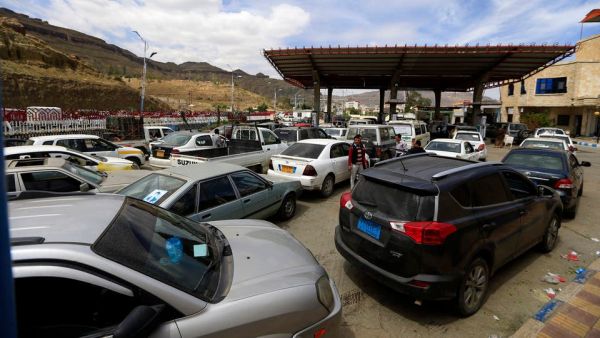 الحكومة: مليشيات الحوثي تفتعل في صنعاء أزمة وقود لإنعاش السوق السوداء