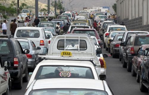 نفقات الحصول على (البترول) تضاعف من معاناة سائقي الأجرة بالعاصمة صنعاء