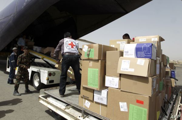 المساعدات الإنسانية.. مجهود حربي وورقة سياسية في يد المليشيا الحوثية