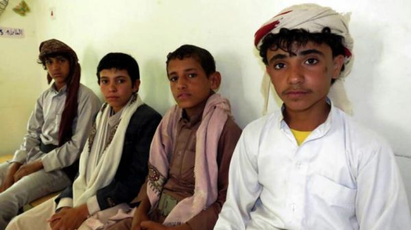 "أدوية ومخدرات" آخر أساليب الحوثيين لاستقطاب الأطفال إلى محارق الموت