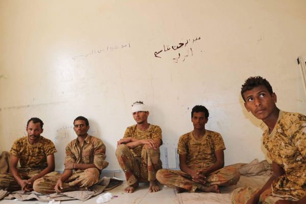 مقاتلون من أجل المال.. والنهب سلوك الحوثيين على حساب "جثث" قتلاهم