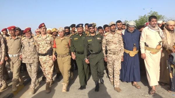 تشييع مهيب بحضور رسمي وشعبي لجثمان اللواء العليي بمأرب (صور)