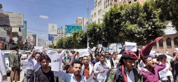 وسط غليان شعبي.. تظاهرة حاشدة بصنعاء رفضاً لمحاولات الحوثيين التستر على قتلة "الأغبري"
