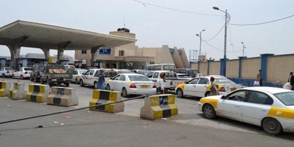 في ظل أزمة مفتعلة ومتواصلة.. مليشيات الحوثي تغلق تعسفياً 25 محطة وقود بصنعاء