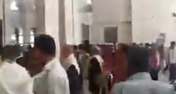 بعد أن نعتهم بالجبناء.. مصلون يطردون خطيباً حوثياً في مسجد "هائل" بصنعاء (فيديو)
