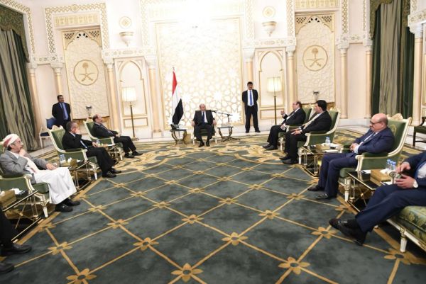 الرئيس هادي يشدد على تنفيذ"اتفاق الرياض" ويؤكد: لاقبول مطلقاً بالتجربة الايرانية