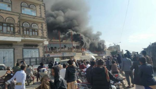 حريق يلتهم محلات تجارية مجاورة لمستشفى الثورة بصنعاء