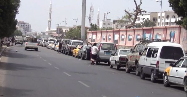 أزمة مشتقات جديدة في العاصمة أوصلت الأسعار إلى الضعف ومواطنون: الحوثي يفتعلها