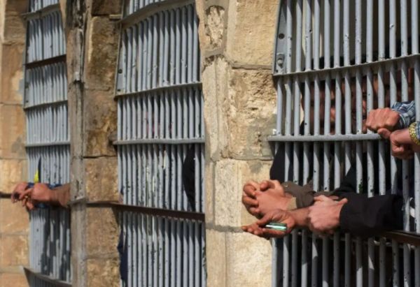 أمهات المختطفين تطالب بإنقاذ 39 معتقلاً بسجن بير أحمد بعدن