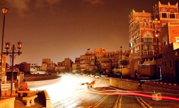 قبل أيام من رمضان.. (الحوثية) تضاعف من أسعار الكهرباء التجارية على سكان صنعاء