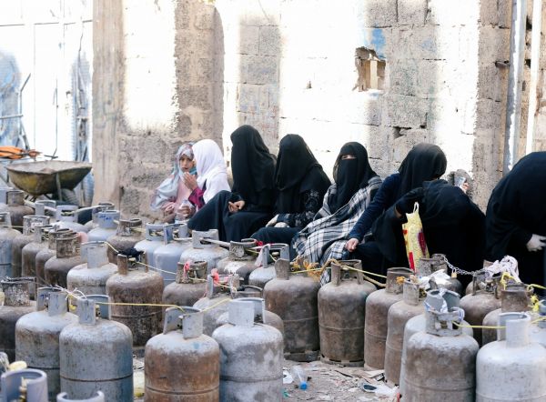 عقب أيام من فرضها جرعة سعرية ... مليشيا الحوثي توقف توزيع مادة الغاز المنزلي على المواطنين