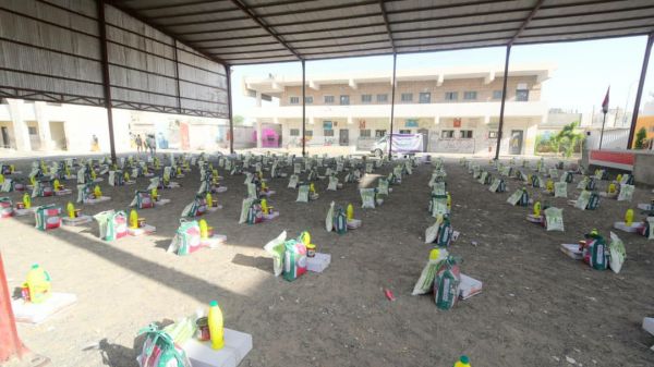 ملتقى أبناء حزم العدين يدشن مشروعه الرمضاني بتوزيع 200 سلة غذائية للنازحين بمارب