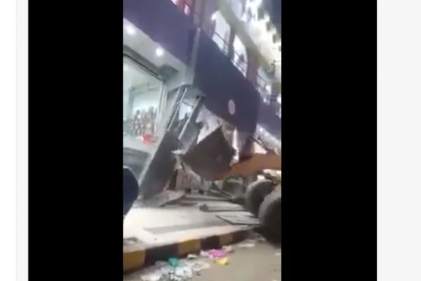 فيديو متداول يُظهر هدم "الحوثية" أحد أكبر المولات التجارية بصنعاء