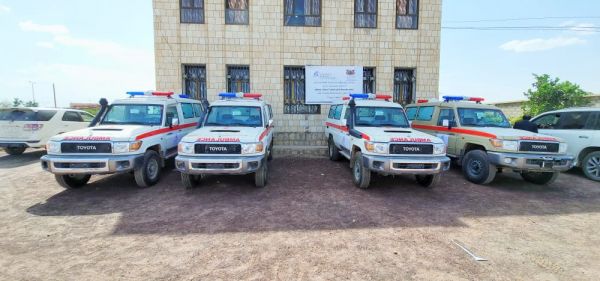 مكتب الصحة بمأرب يتسلم 4 سيارات اسعاف مقدمة من مؤسسة مدنية