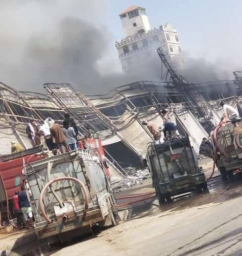 حريق هائل يلتهم أكبر المولات التجارية بحي شميلة جنوبي صنعاء