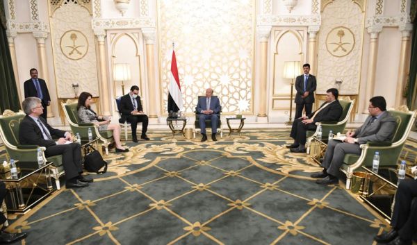 الرئيس هادي يستقبل مسؤولين دوليين ويعقد اجتماعاً مع نائبه ورئيس الحكومة