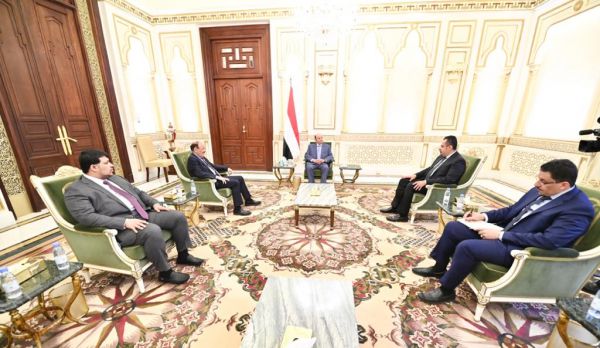 الرئيس هادي يؤكد على ضرورة توحيد الجهود بين كافة مؤسسات الدولة