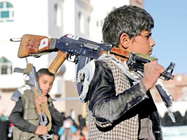 درس طائفي إجباري.. ما حقيقة تجميع "الحوثي" أطفال المراكز الصيفية إلى جامع الصالح..؟