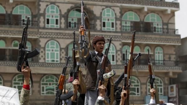 لفرض منهجها الطائفي.. حملة الحوثي على إغلاق الجوامع مستمرة بمشاركة "الزينبيات"