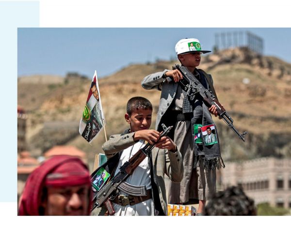 تغطية للهزائم وهروباً من الأزمة الاقتصادية .. المليشيا تهدي صور "الحوثي" لمواطني صنعاء وبالقوة