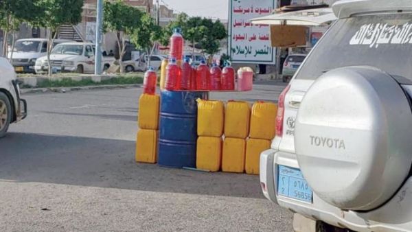 انتعاش أسواق الوقود السوداء في صنعاء وسط اتهامات لمليشيا الحوثي بالوقوف وراءها