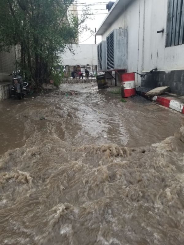 في ظل إهمال حوثي.. السيول تجتاح أروقة مستشفى الثورة بصنعاء