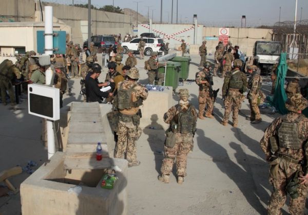 أفغانستان.. طالبان تحاصر آخر ولاية واشتباكات بمحيط مطار كابل