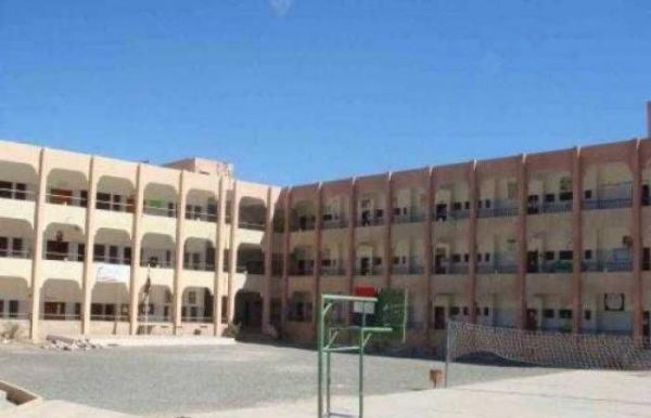 ضرب وحشي وشتائم نابية.. مأساة طلاب في صنعاء مع عنصرية معلمة حوثية