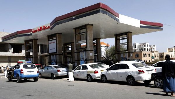 مليشيا الحوثي تتسبب بأزمة وقود بعد قيامها بمنع دخول شاحنات الوقود القادمة من مناطق الشرعية