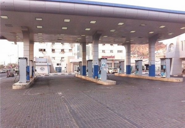 سكان: صنعاء تشهد أزمة خانقة في مادة البنزين