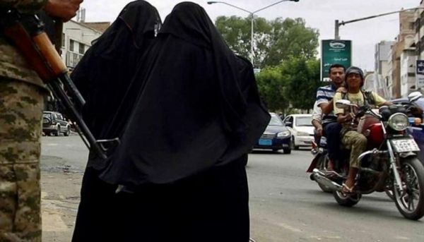 الجاسوسية تغزو مجالسهن.. نساء صنعاء تحت آلة القمع الحوثية