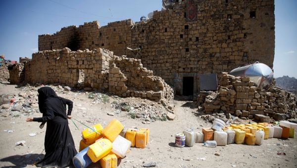 قطع الرواتب وفرض الجبايات .. أبرز ملامح الحرب الاقتصادية لمليشيا الحوثي ضد اليمنيين