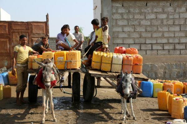 في ظل أزمات معيشية عاصفة .. مليشيا الحوثي ترفع خدمة المياه في الحديدة بصورة جنونية