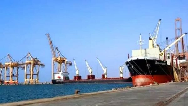 الحكومة تطالب بتوظيف إيرادات ميناء الحديدة في دفع رواتب الموظفين