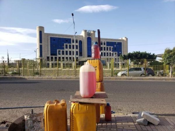 صنعاء .. اغلاق مليشيا الحوثي محطات الوقود يثير قلق السكان من أزمة مفتعلة     