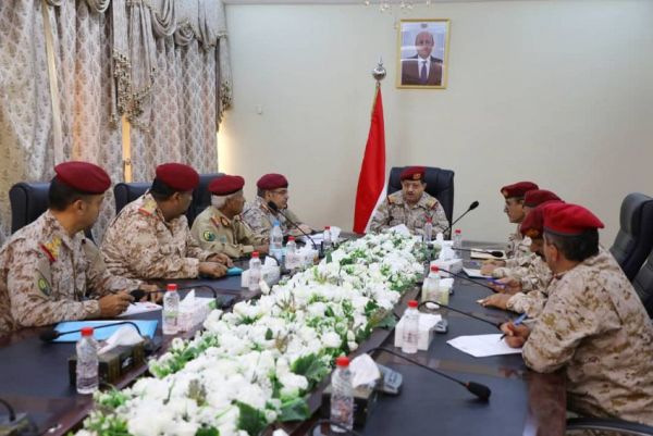 وزير الدفاع يترأس اجتماعا لرؤساء الهيئات العسكرية في عدن