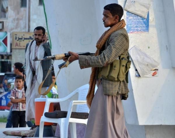 مليشيا الحوثي تداهم وتغلق أحد أكبر المساجد في رداع وتعتدي على المصلين