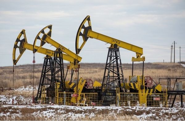 ضعف الطلب العالمي يدفع أسعار النفط للتراجع