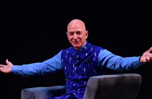 ماسك وبيزوس يحذران بشأن الركود الذي يلوح في الأفق