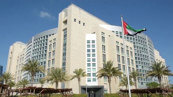 الخارجية الإماراتية تدين استهداف مليشيا الحوثي ميناء "قنا" التجاري