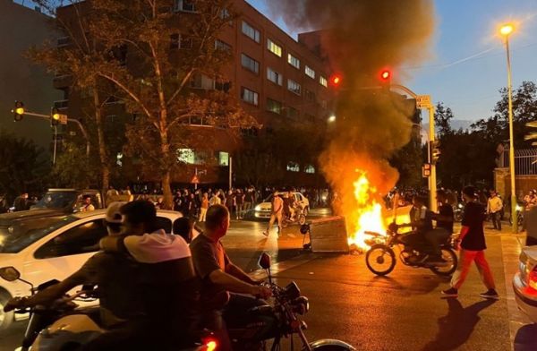 مظاهرات ليلية غاضبة في شوارع ايران