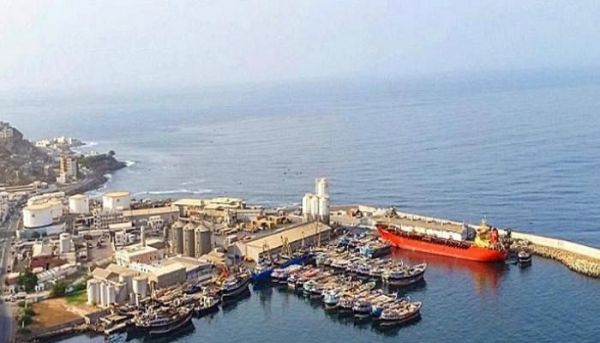 "الحوثي" تستهدف مجدداً ميناء الضبة بحضرموت والحكومة: تصعيد خطير
