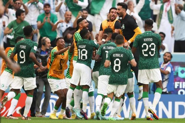 السعودية تحقق فوزاً تاريخياً على الأرجنتين 2-1 في أكبر مفاجآت المونديال