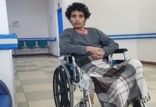 مستشفى بصنعاء يحتجز مريضًا مع والدته منذ سبعة أشهر